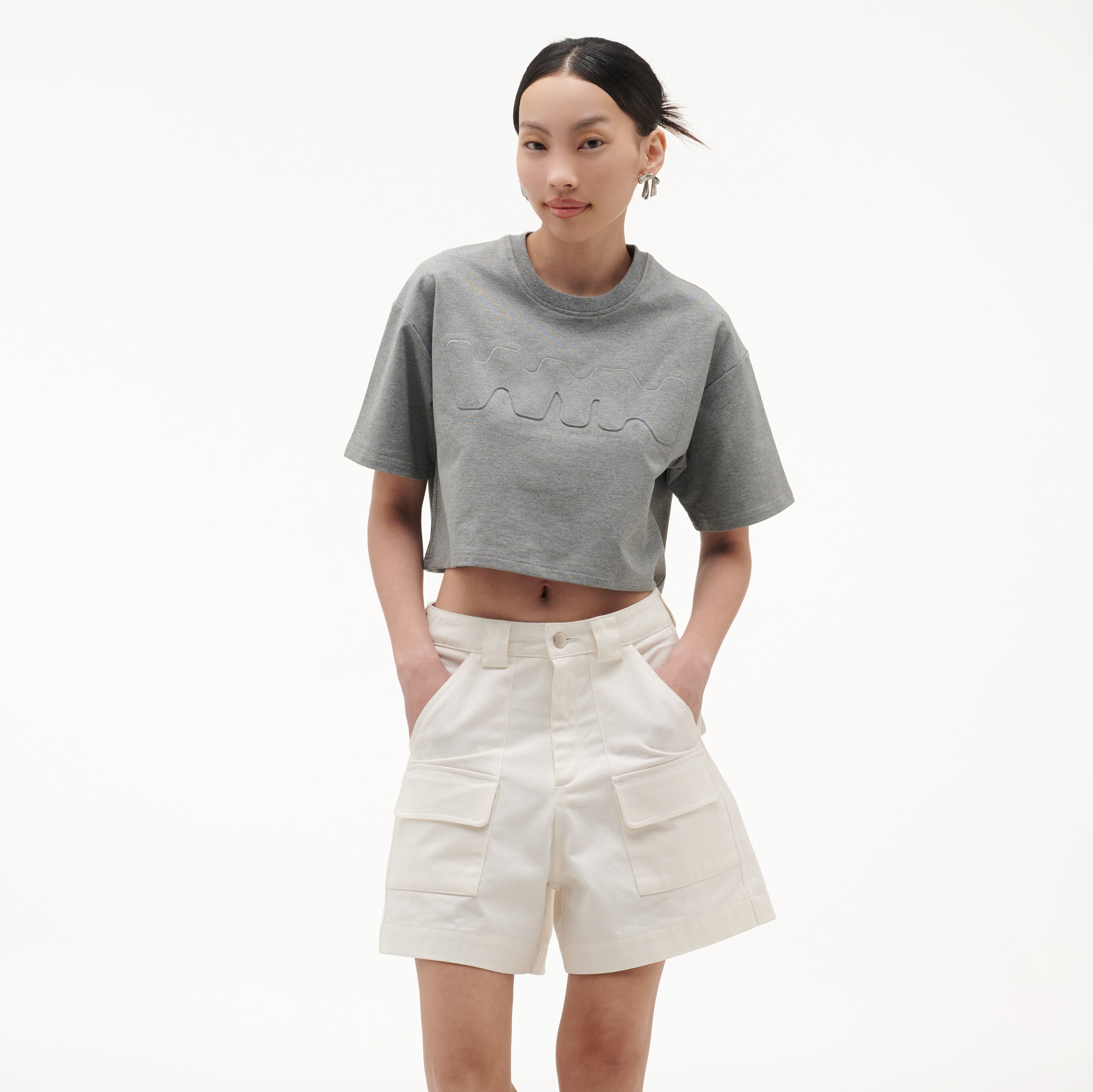 เสื้อยืดแขนสั้นผู้หญิง ทรงครอป คอกลม
