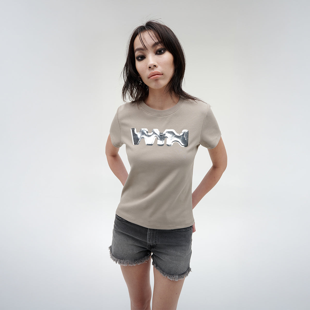 เสื้อยืดแขนสั้นผู้หญิง ทรงสลิม คอกลม