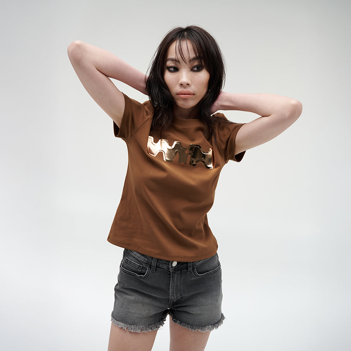 เสื้อยืดแขนสั้นผู้หญิง ทรงสลิม คอกลม