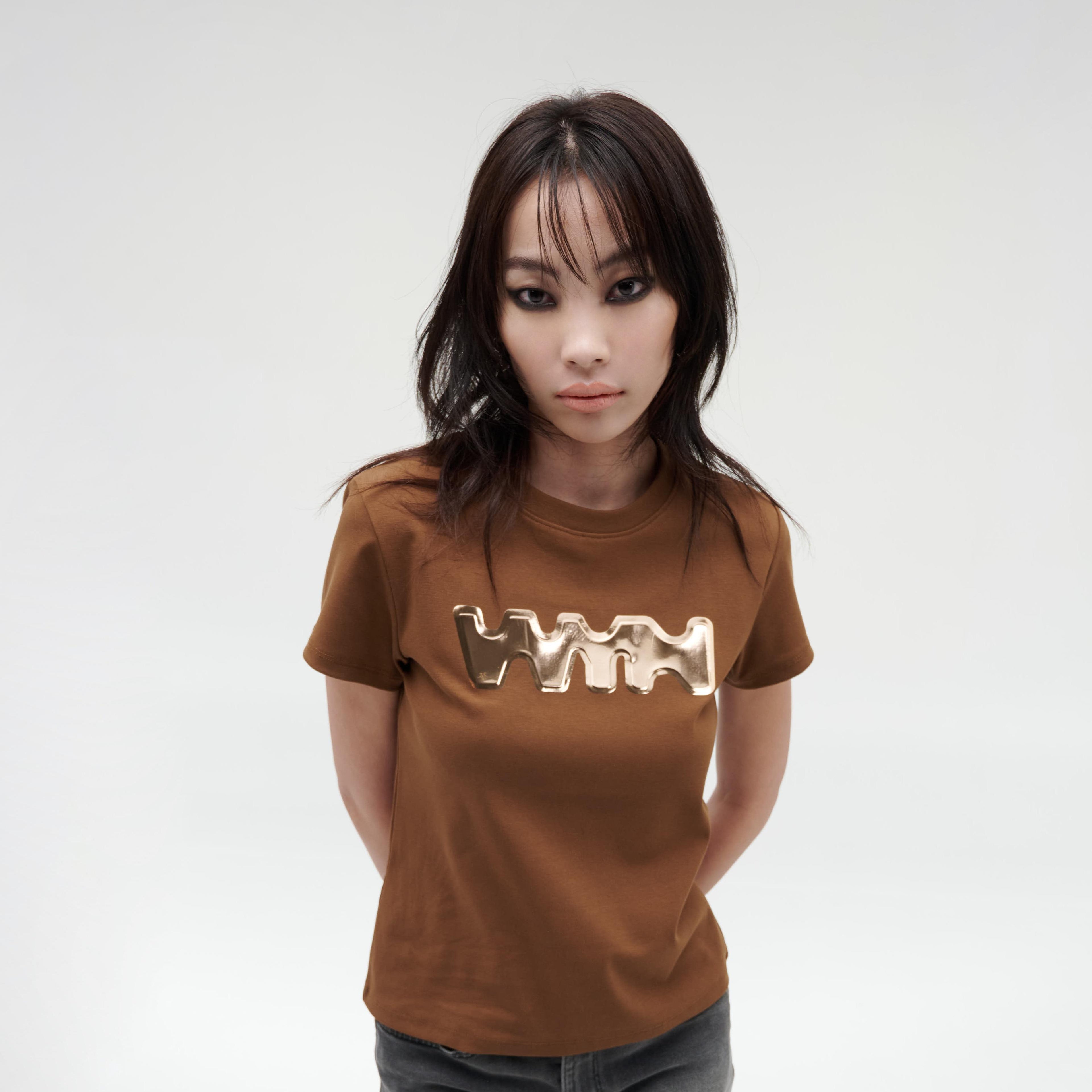 เสื้อยืดแขนสั้นผู้หญิง ทรงสลิม คอกลม